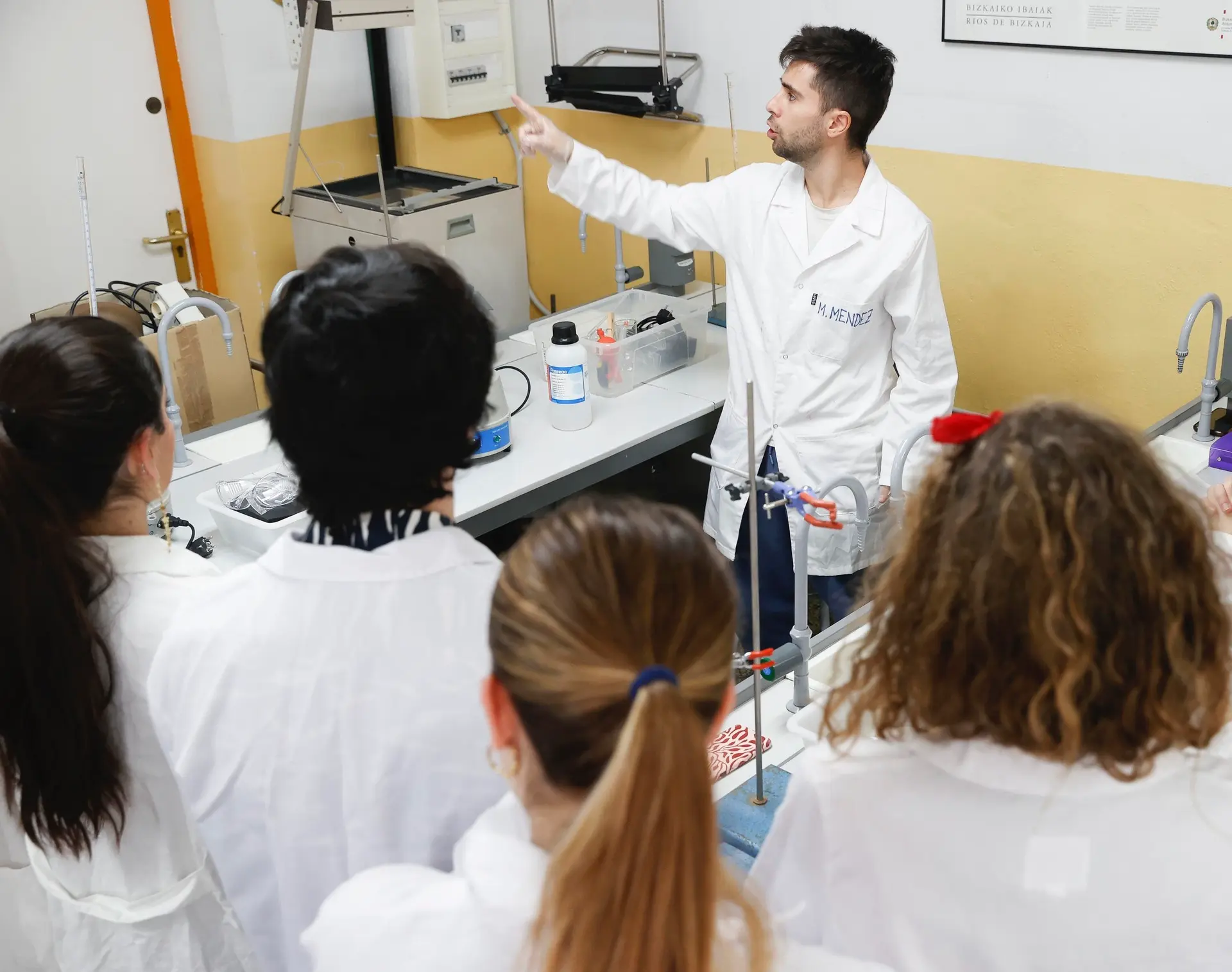 Prof physique chimie Un professeur de physique chimie
